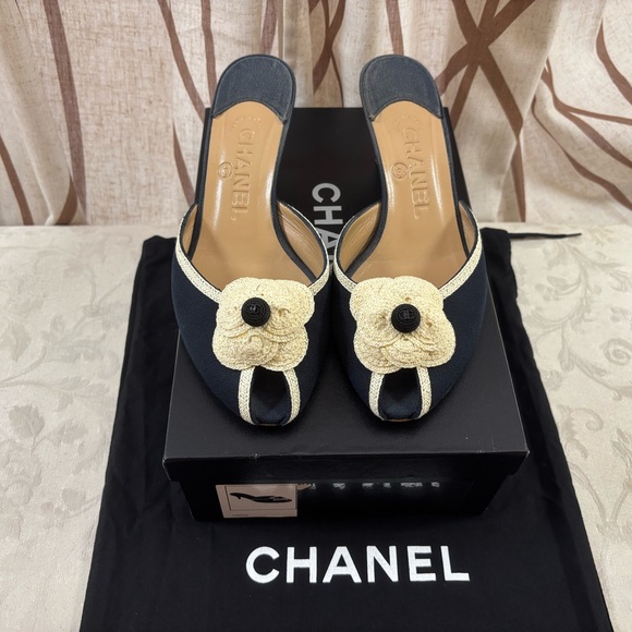 🆕 Chanel cc iconic Camellia flower Mules 😍 - Picture 2 of 6